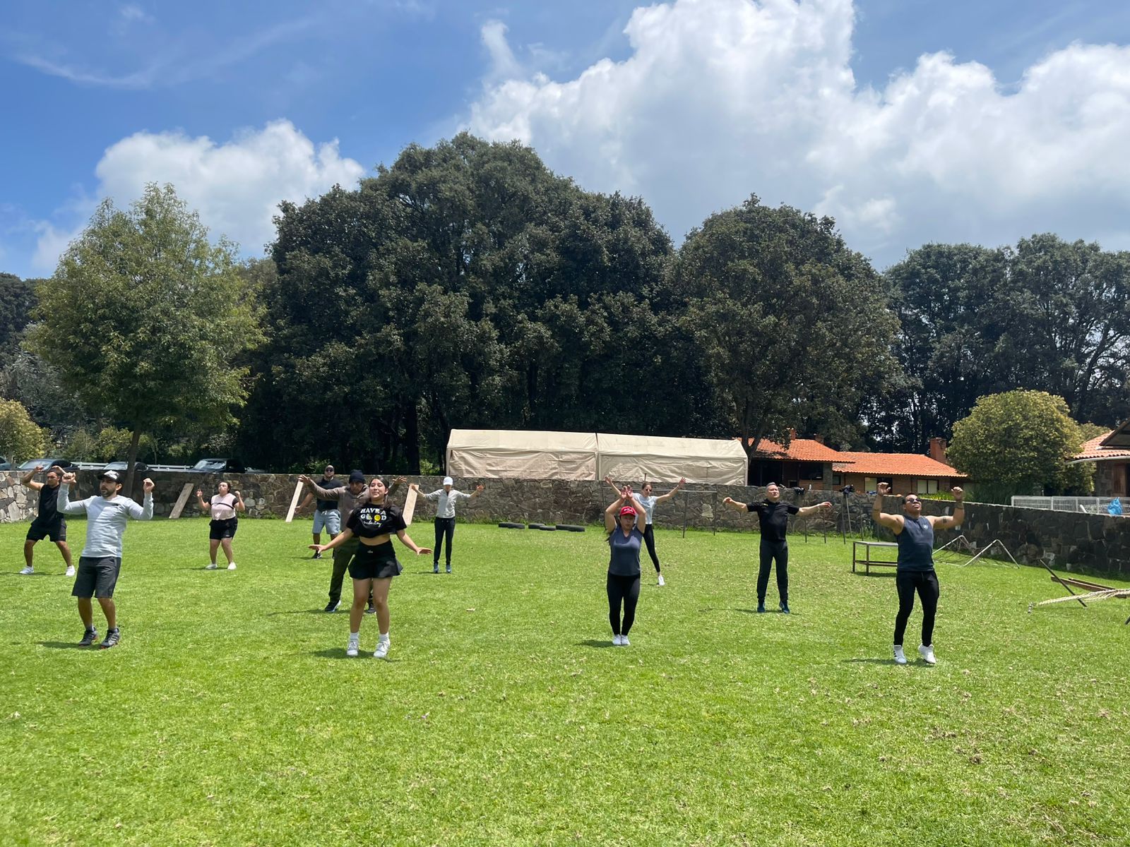 Equipo entrenando al aire libre en un Desafío Humano de Alto Human