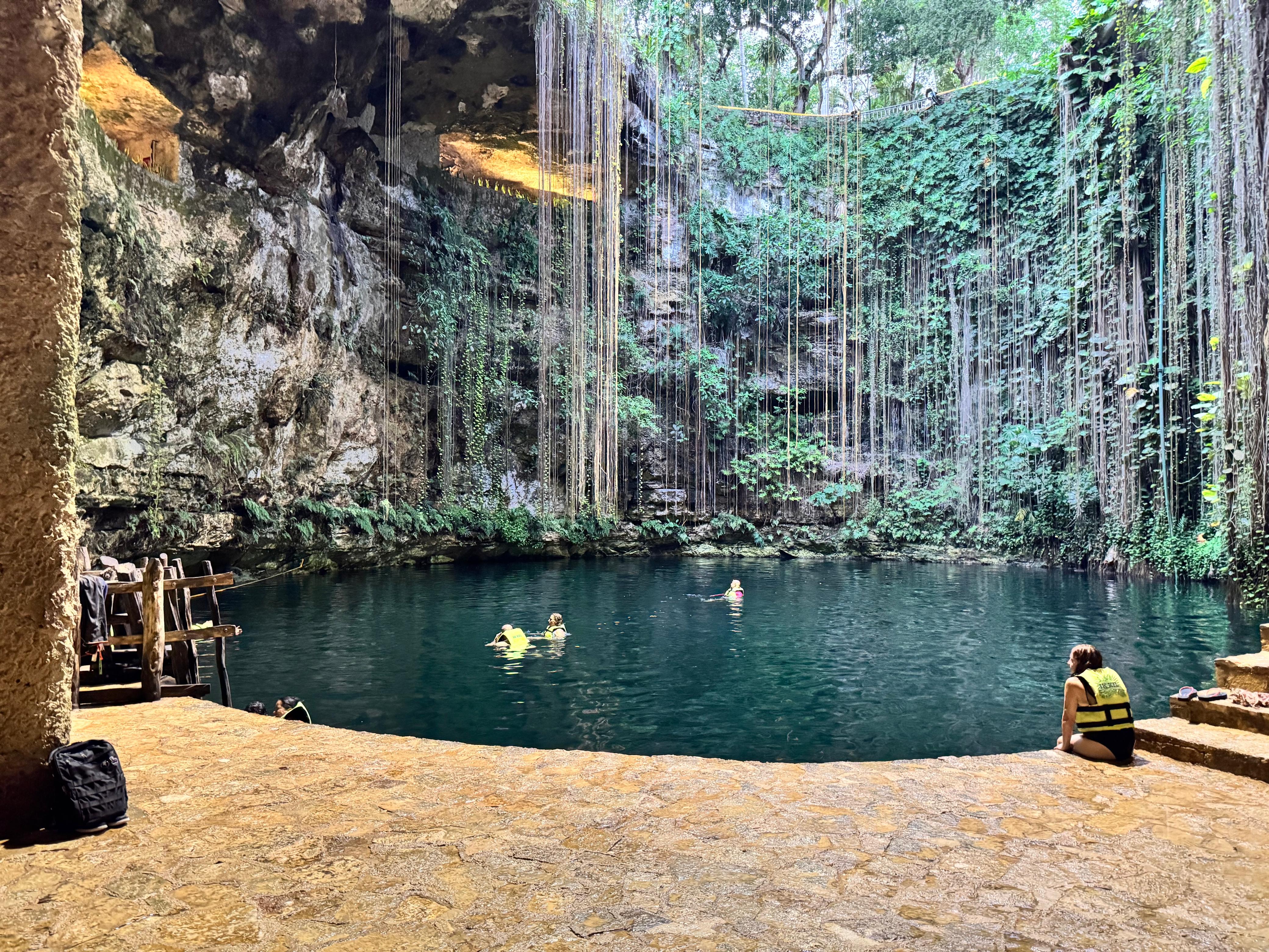 Aguas turquesa de un cenote